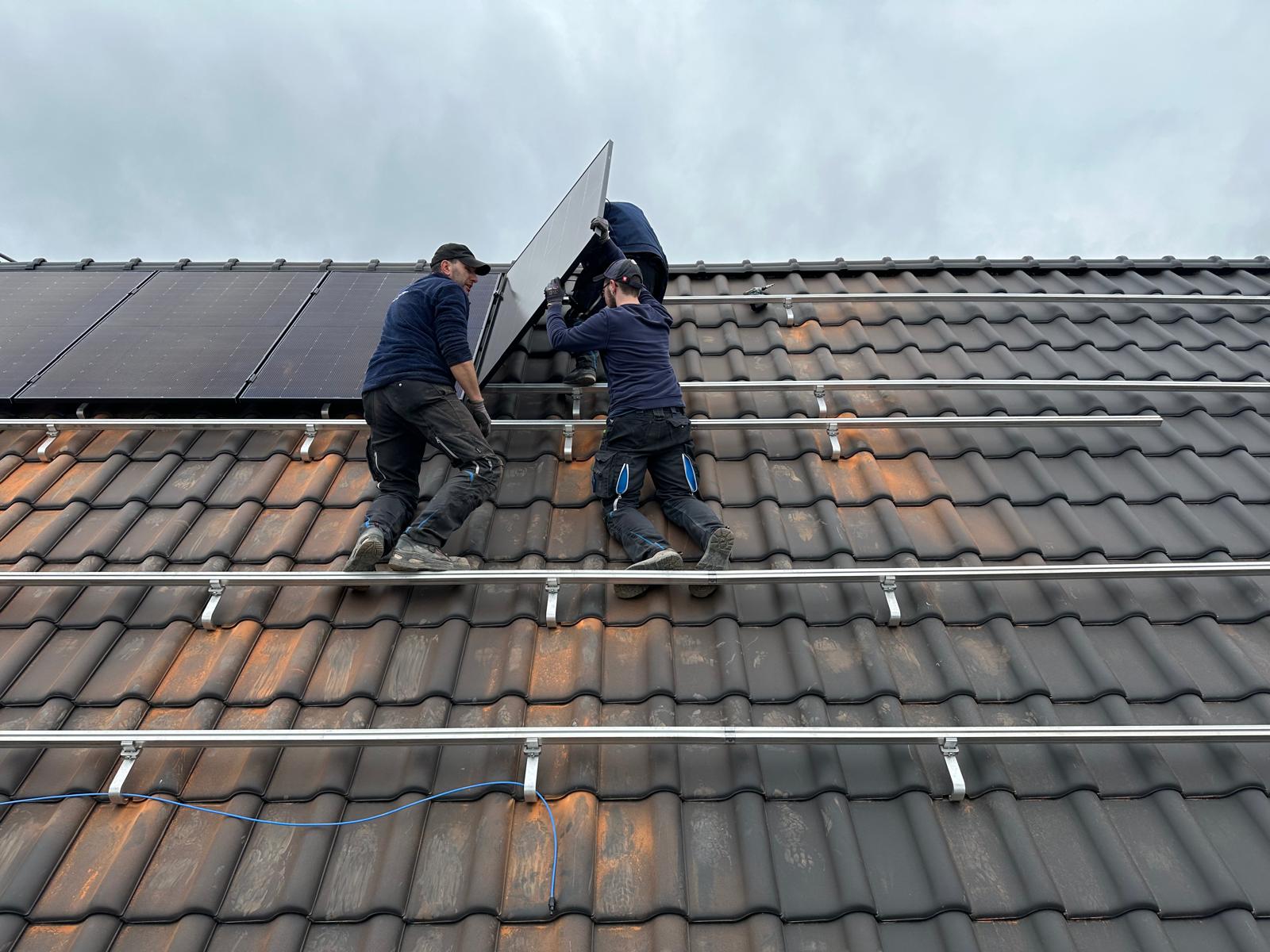 Montageschritt einer Photovoltaik-Anlage