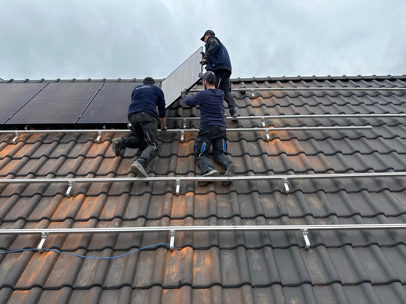 Photovoltaik Installation vor Ort