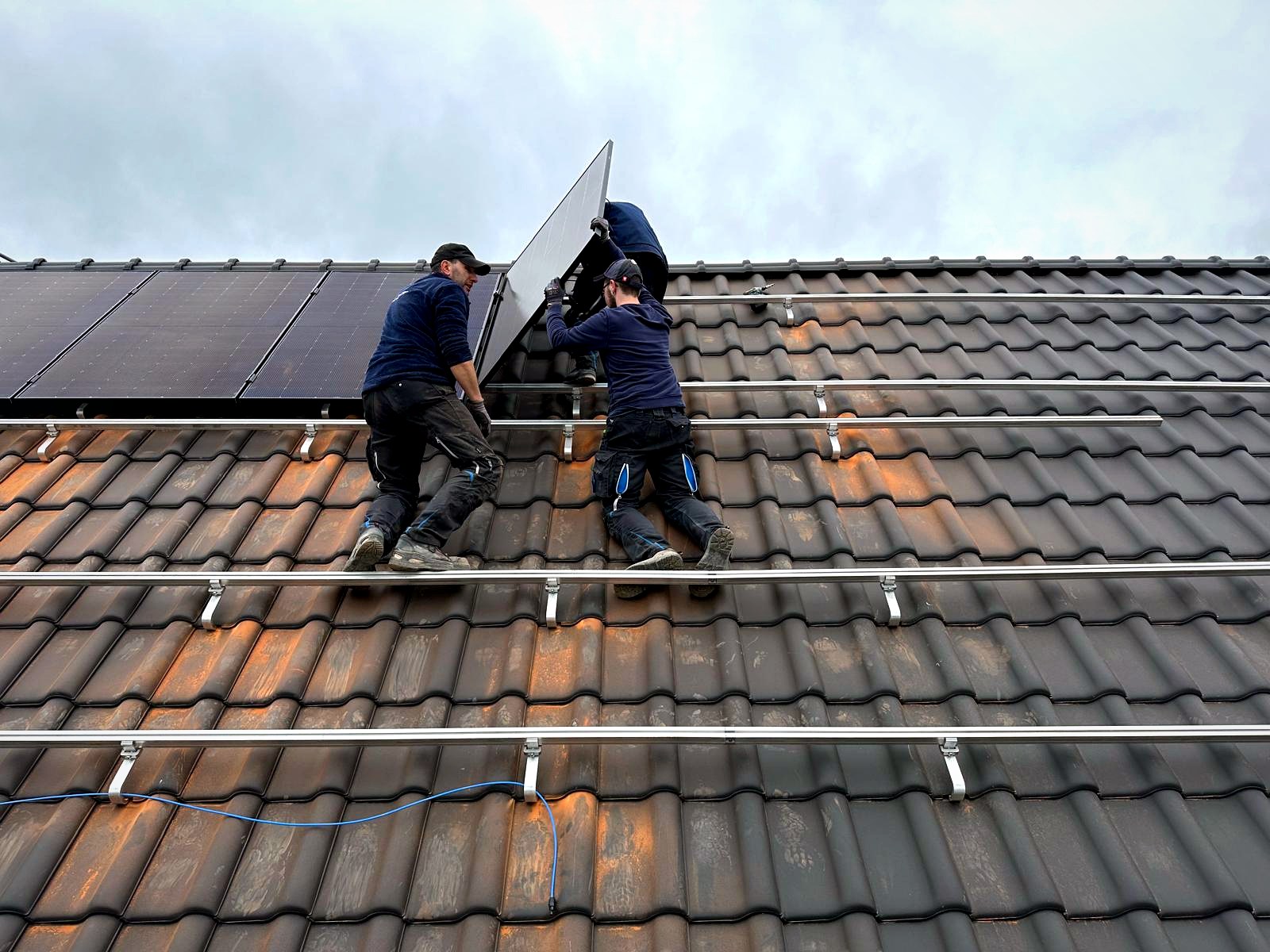 Montageschritt einer Photovoltaik-Anlage